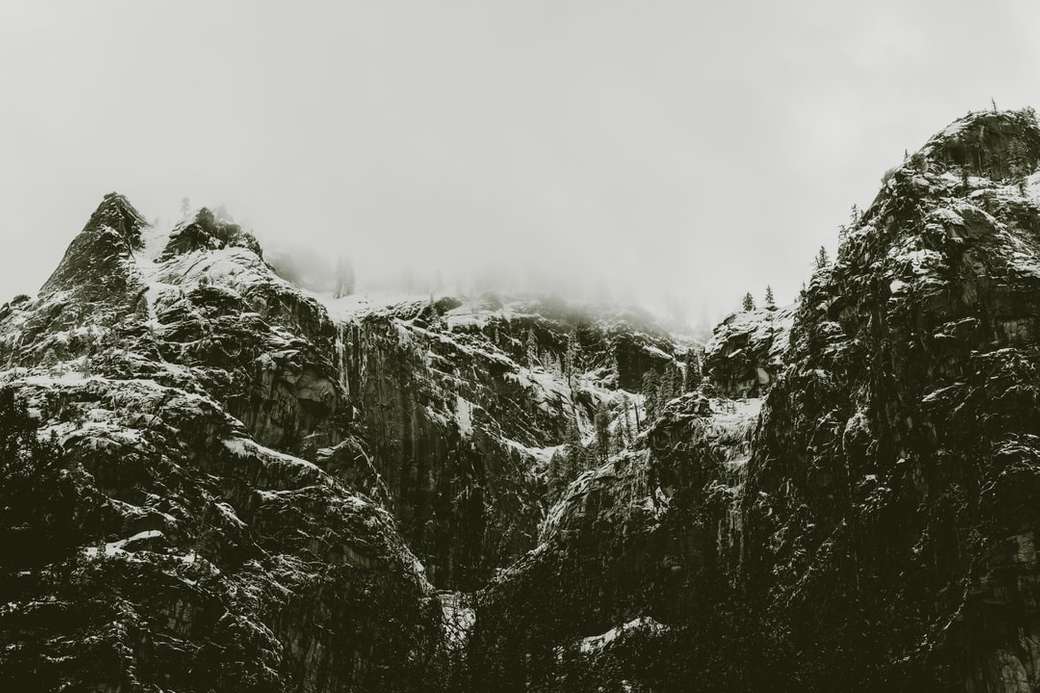 Graustufenfoto der Bergdecke mit Schnee Online-Puzzle