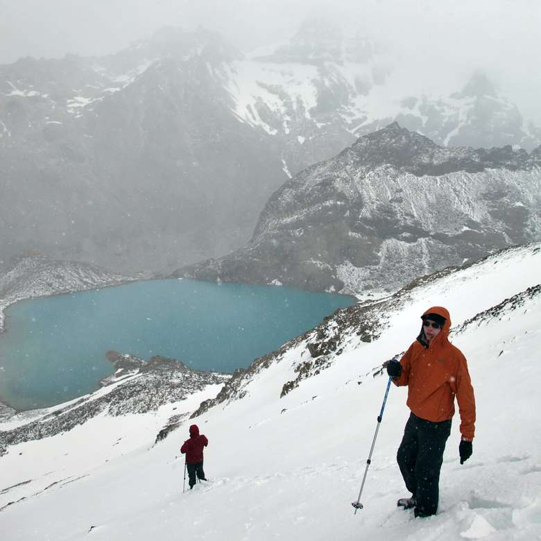 Gli escursionisti stanno scendendo dopo aver scalato in Patagonia puzzle online
