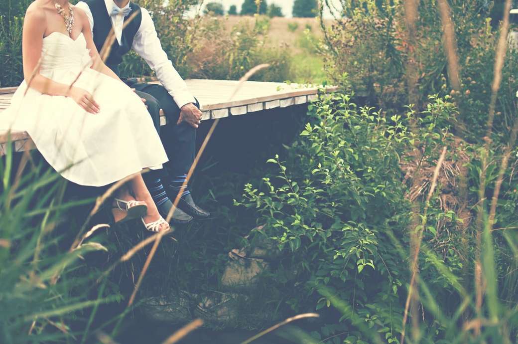 Γαμήλιο ζεύγος σε μια γέφυρα για πεζούς online παζλ