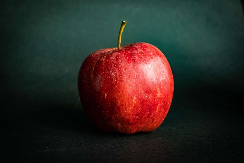 червоне яблуко фрукти на чорний текстиль онлайн пазл