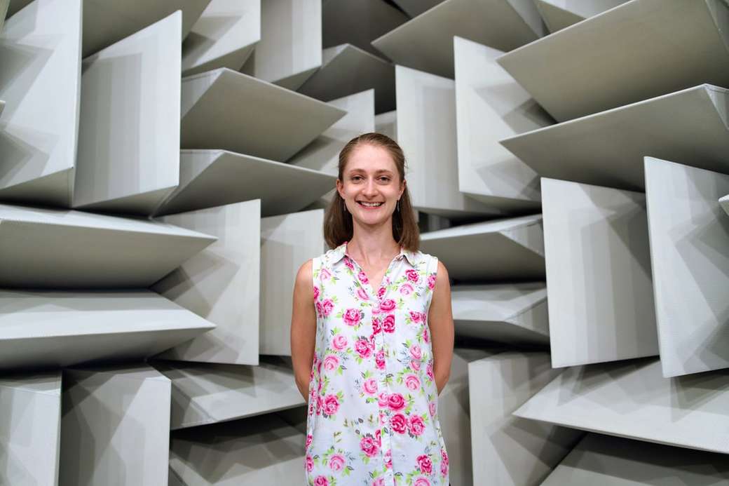 Vrouwelijke geluids- en trillingsingenieur in echovrije kamer online puzzel