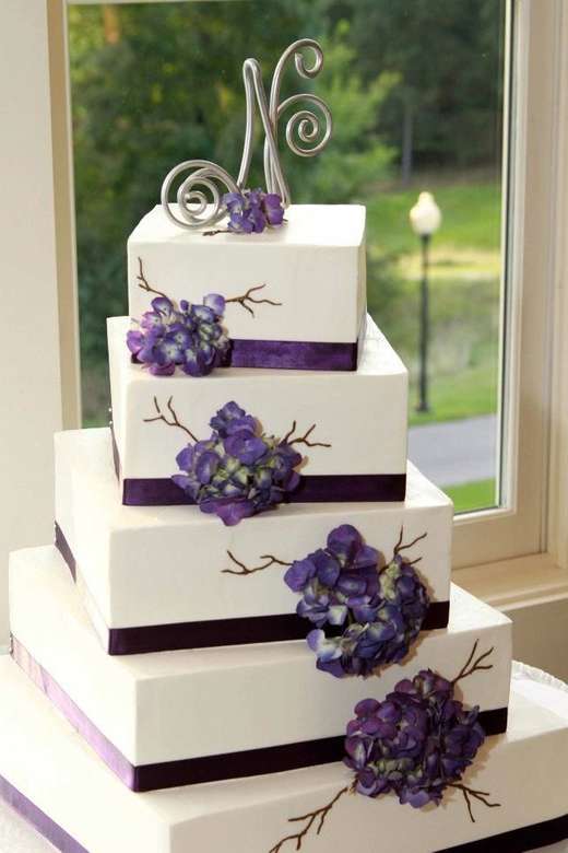 біло-фіолетовий весільний торт онлайн пазл