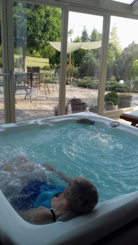 relaxando na piscina do spa puzzle online