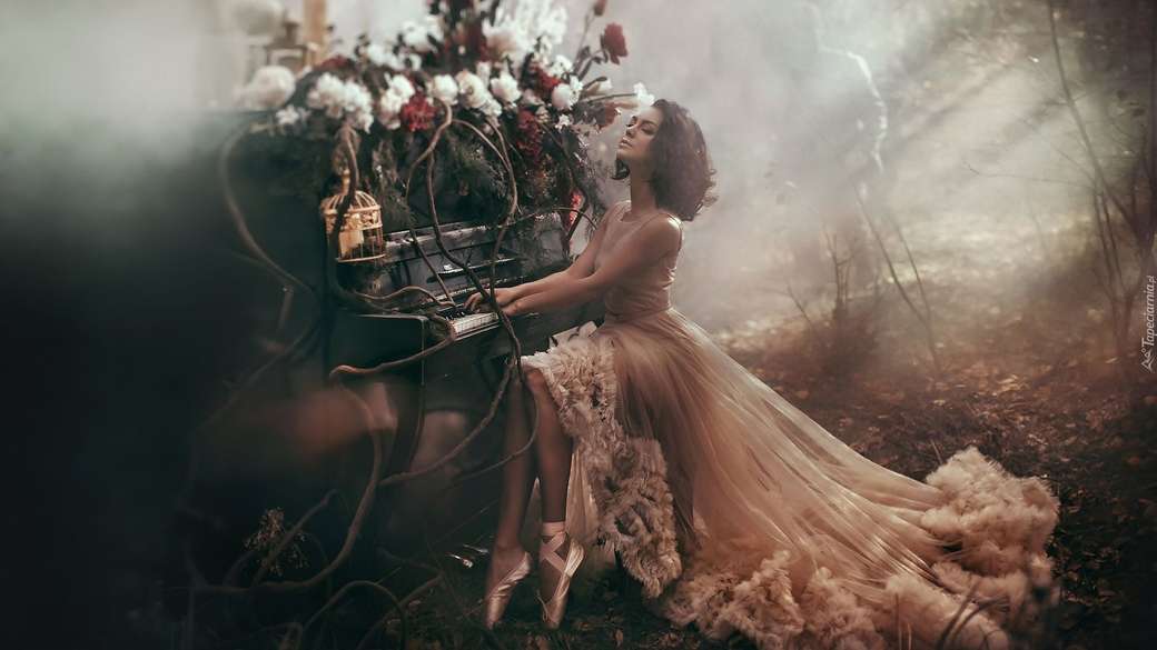 Vacker kvinna, piano, blommor Pussel online