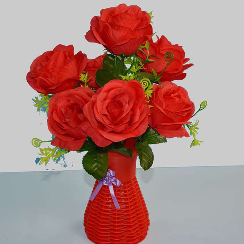 червона ваза з червоними квітами пазл онлайн
