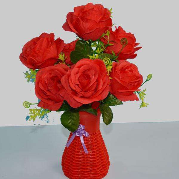 flores rojas con florero rojo rompecabezas en línea