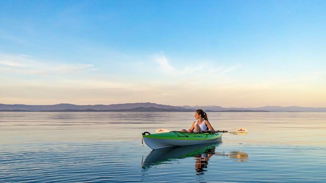 mujer en kayak verde y blanco rompecabezas en línea