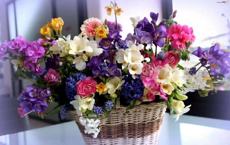 Букет цветов в корзине онлайн-пазл