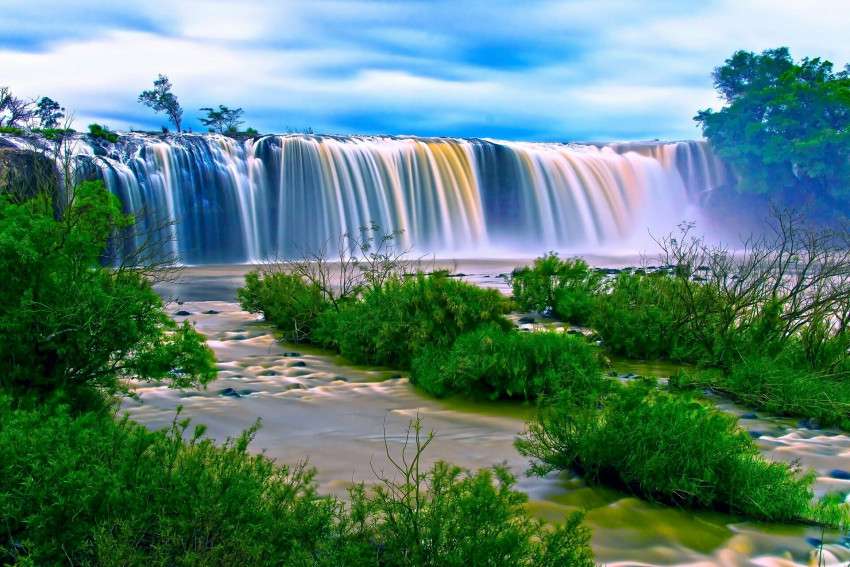 Pittoreskt landskap - vattenfall Pussel online