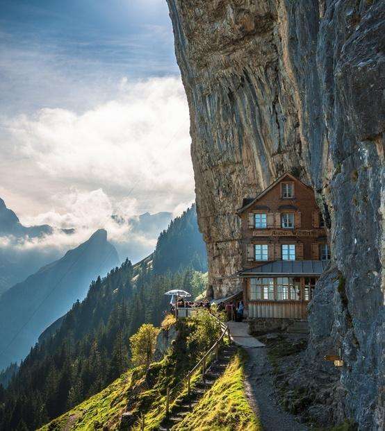 Σπίτι στα βουνά παζλ online