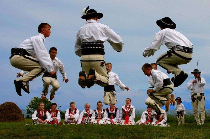 традиционен танц на горнища онлайн пъзел