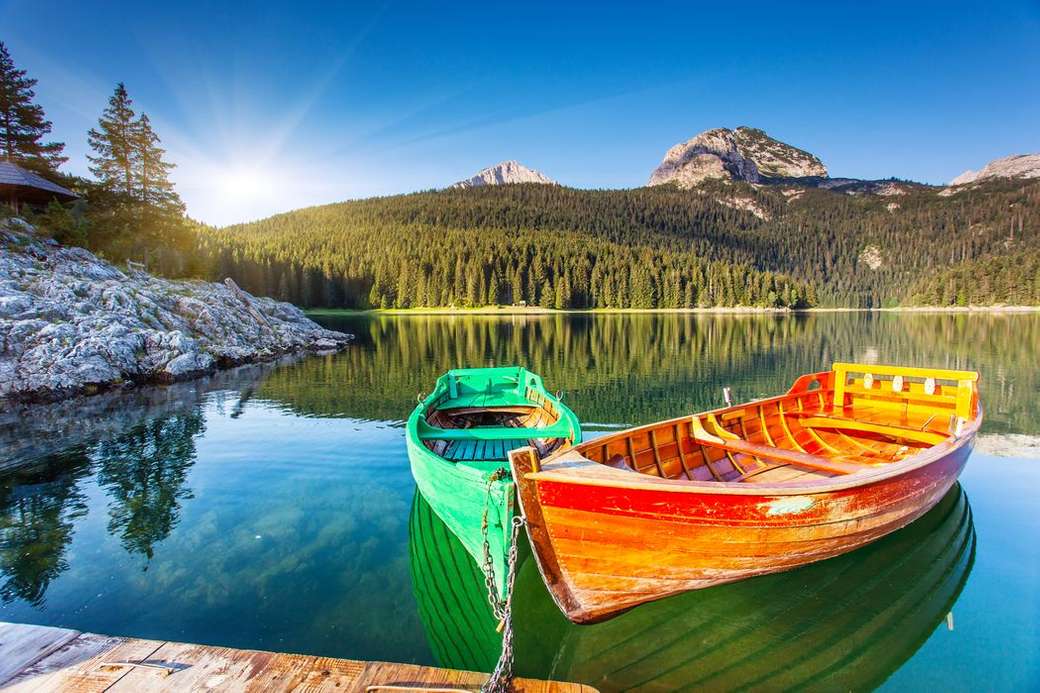 Boote auf dem See bei Sonnenaufgang Online-Puzzle