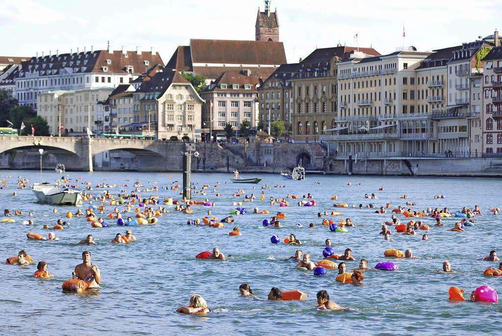 Plaisir de baignade à Bâle am Rhein en Suisse puzzle en ligne