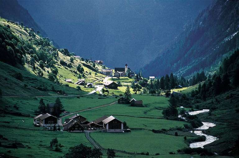Village de montagnes d'Uri dans la vallée de la Suisse puzzle en ligne