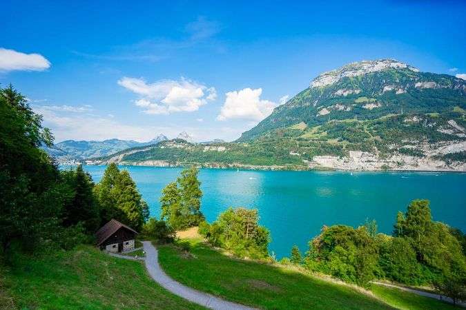 Urner-tó és a hegyek Svájcban kirakós online