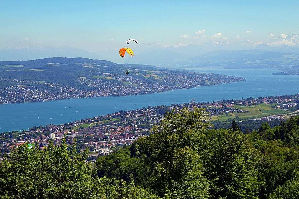 Lac de Zurich avec deltaplane puzzle en ligne