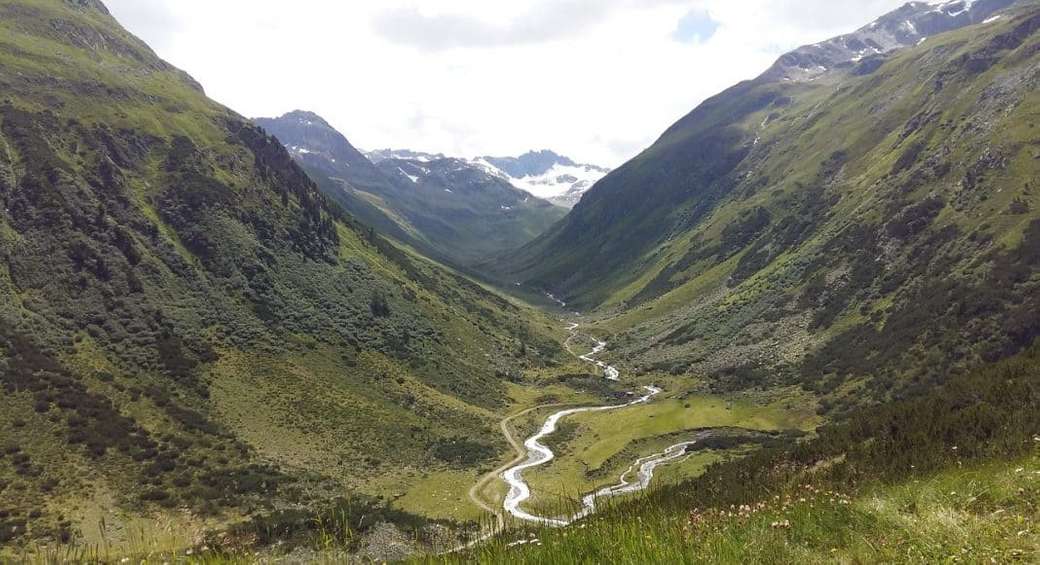 Ορεινή κοιλάδα στην Ελβετία παζλ online