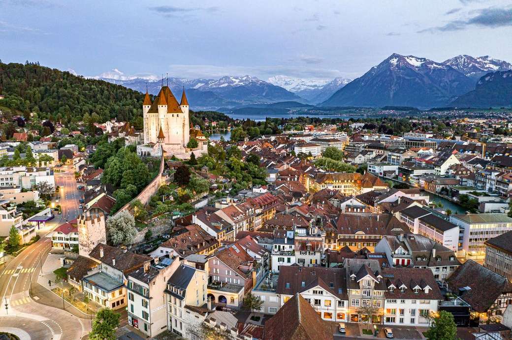Thun a Thun-tónál, Svájcban online puzzle
