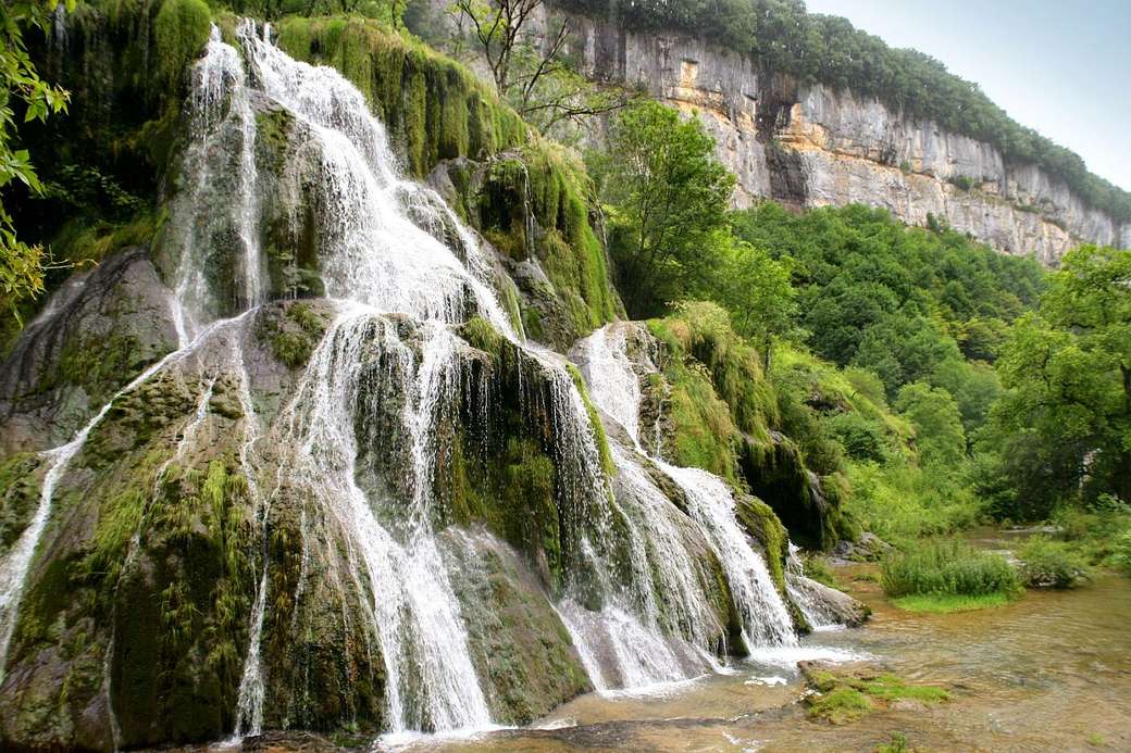 Wasserfall im Schweizer Jura Online-Puzzle