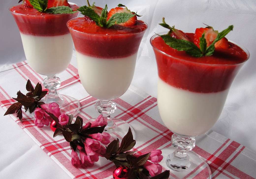 Гръцки десерт с ягодов мус онлайн пъзел