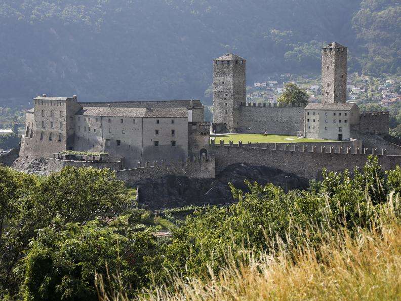 Замъкът в Белинцона Тичино онлайн пъзел