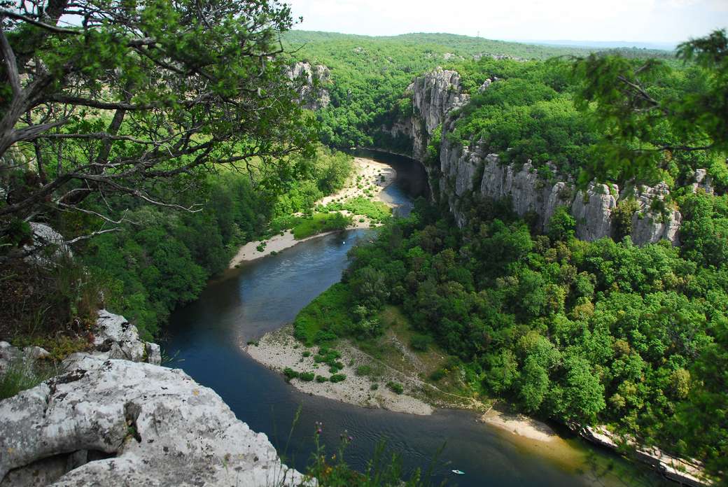 セベンヌ山地の岩とフランスの川 ジグソーパズルオンライン