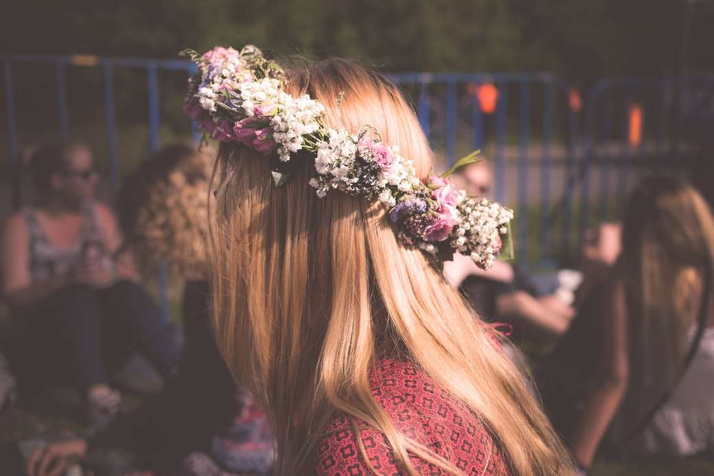 жена, носеща флорален акцент отгоре онлайн пъзел