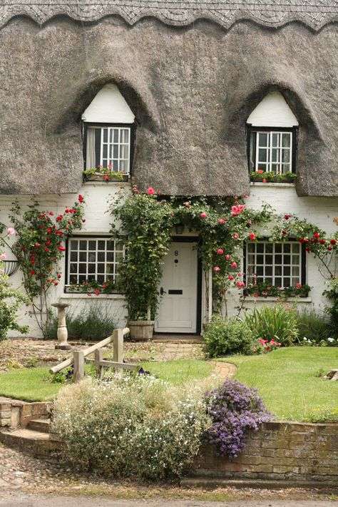 Romantic thatched roof house jigsaw puzzle online