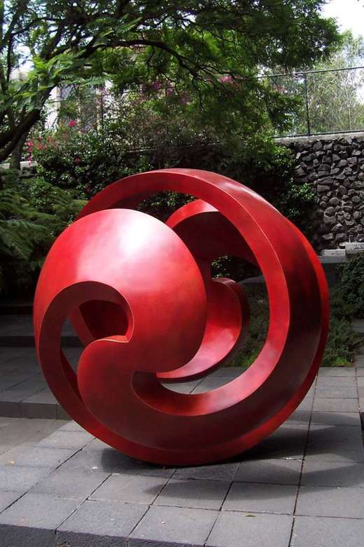 Модерна абстрактна градинска скулптура онлайн пъзел
