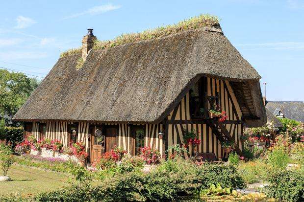 Casa em enxaimel e telhado de palha quebra-cabeças online