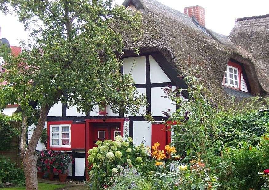 Къща с дървен и соломен покрив онлайн пъзел