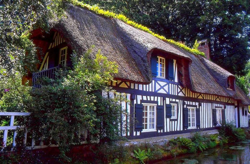 Cottage con il tetto di paglia in Normandia puzzle online