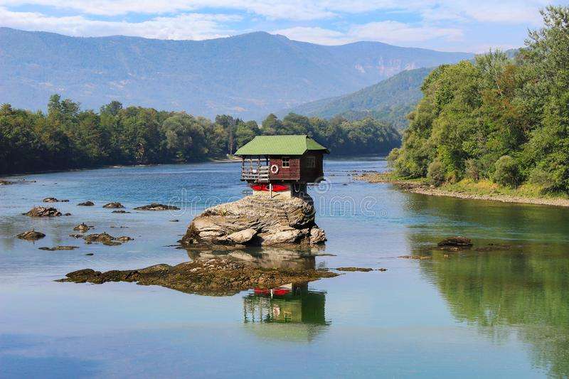Casa no lago, na rocha puzzle online