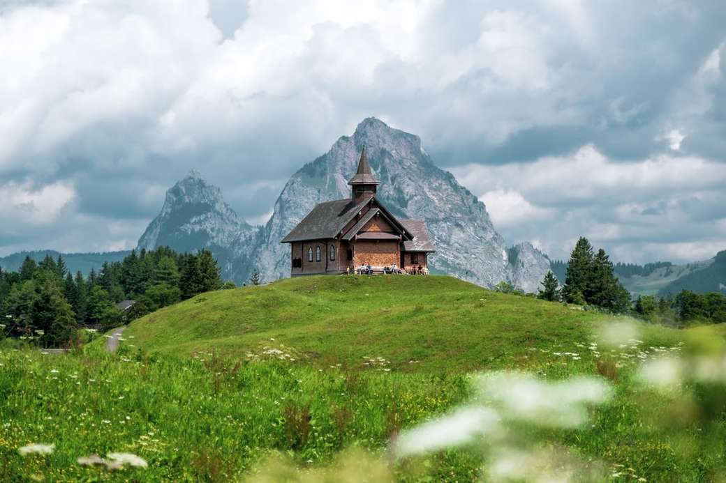 Bergkapelle Stoos situada entre os Alpes suíços puzzle online
