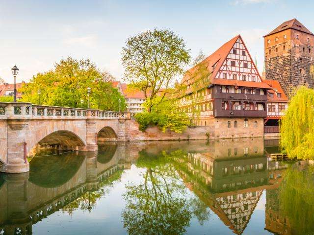 Γέφυρα της Νυρεμβέργης και σπίτια με ξύλα παζλ online