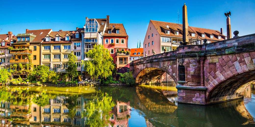 Nuremberg bro och färgglada hus Pussel online