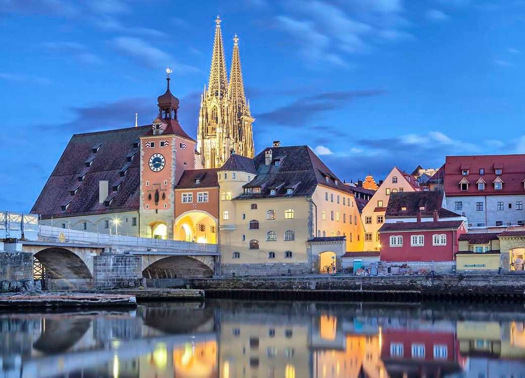 Regensburg med bro och kyrka Pussel online