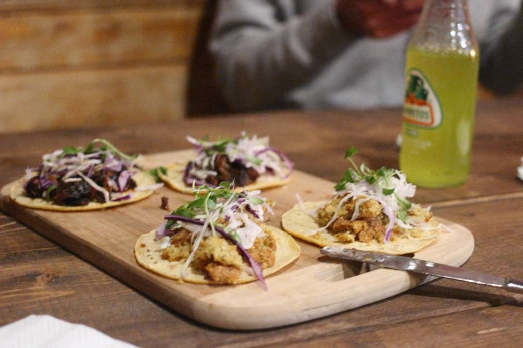 deska ze čtyř měkkých tacos na stole skládačky online
