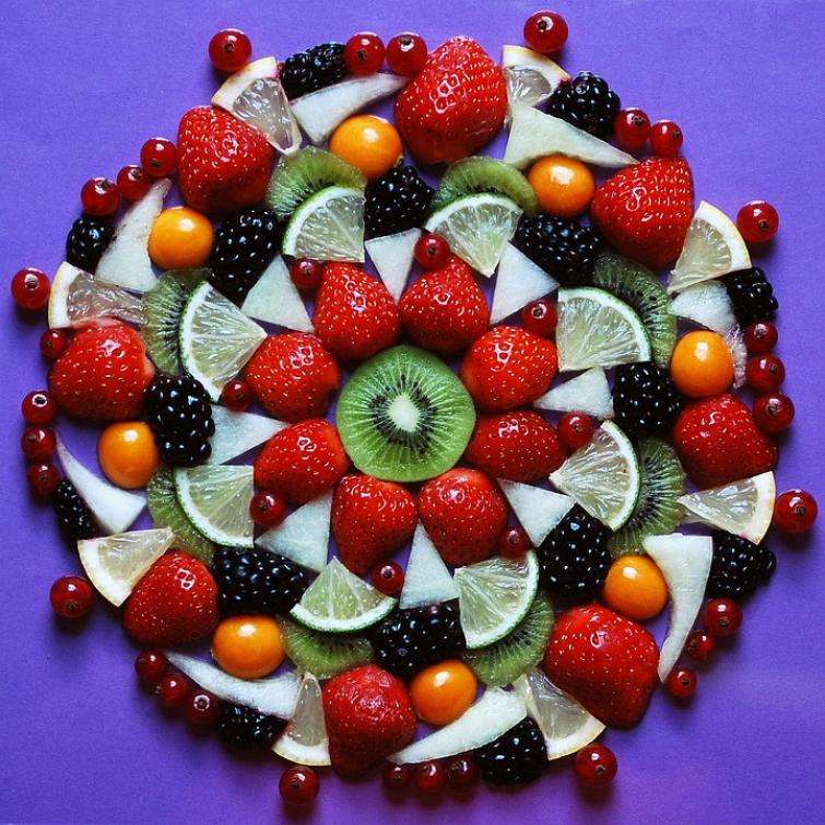 uma flor arranjada de frutas puzzle online
