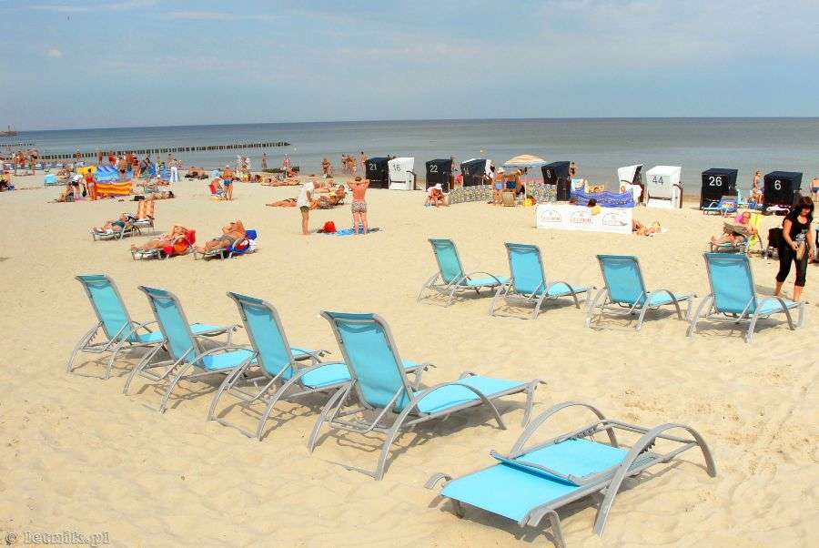 піщаний пляж з шезлонгами пазл онлайн