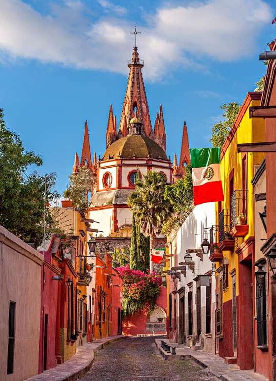 Historisk och färgglad Aldama Street i San Miguel De Pussel online