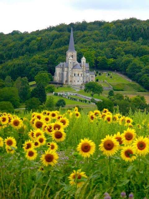 Eglise Notre Dame, Mont en face de Sassey, France puzzle en ligne