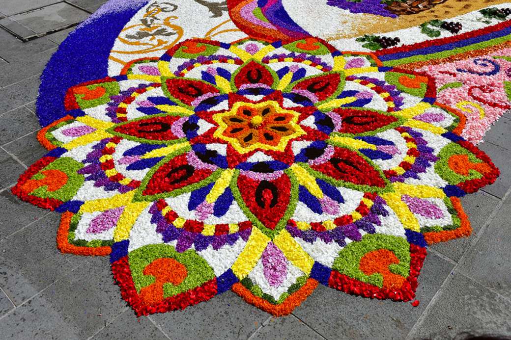 орнамент, съставен от многоцветни цветя онлайн пъзел