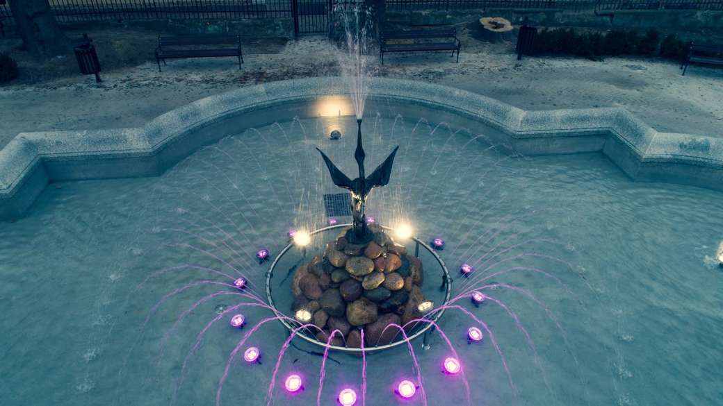 een fontein met een reiger online puzzel