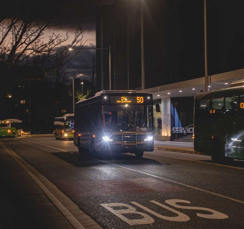 синий автобус на дороге в ночное время онлайн-пазл