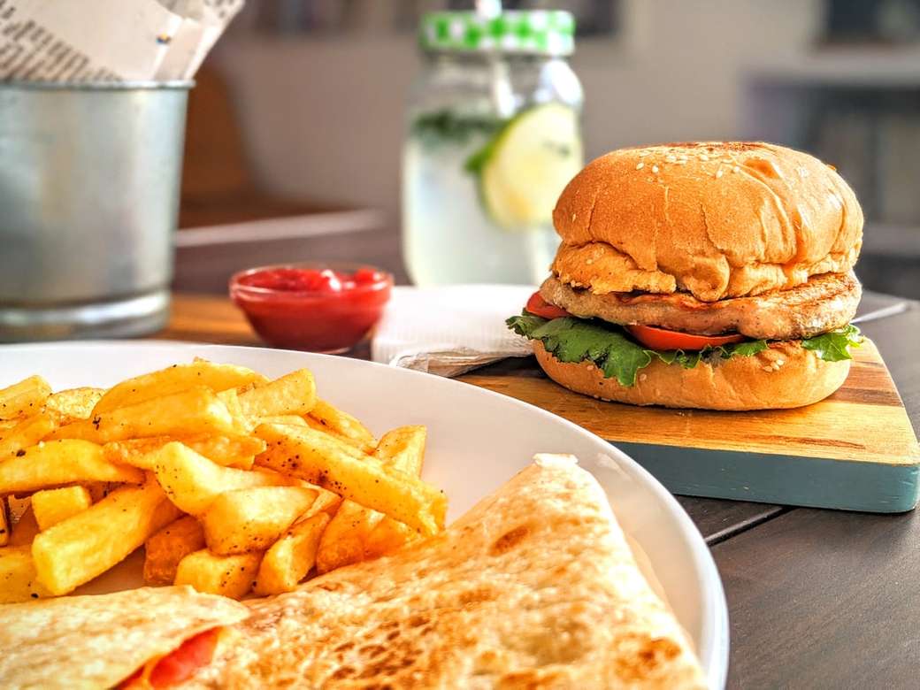 burger si cartofi prajiti pe farfurie ceramica alba puzzle online