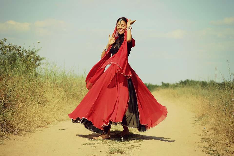 flicka i indisk klänning pussel på nätet