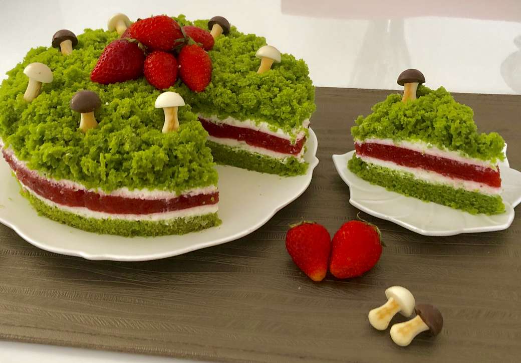 Торт из зеленого мха с фруктами онлайн-пазл