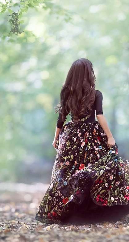 Nő egy gyönyörű ruhában kirakós online
