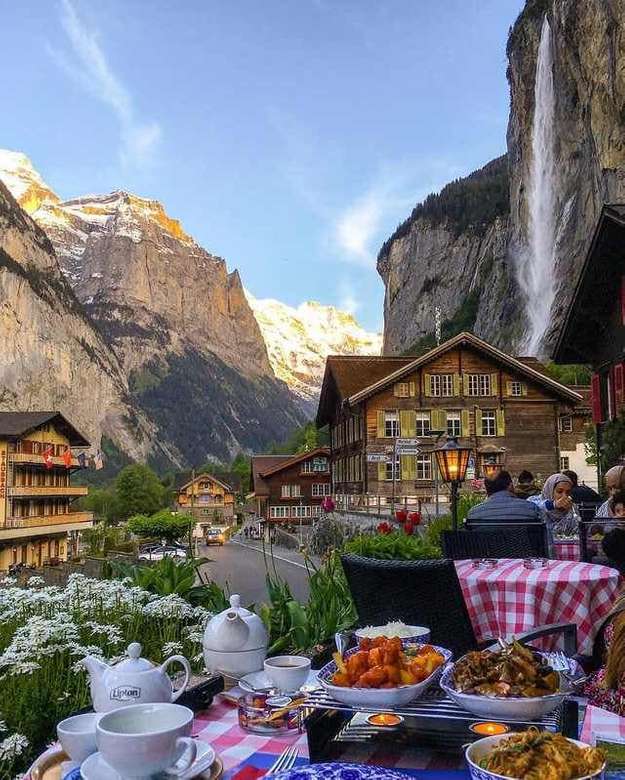 Обед в Лаутербруннене, Швейцария. пазл онлайн